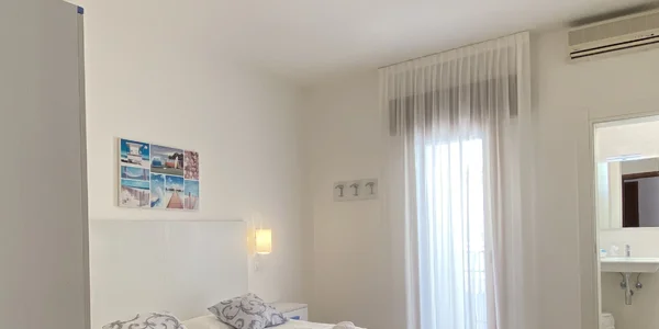 Dvoulůžkový pokoj s částečným výhledem na moře (12 m²)