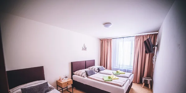 Třílůžkový pokoj část B** (18–22 m²)