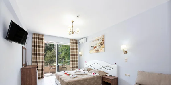 Dvoulůžkový pokoj superior s 1 přistýlkou (17–20 m²)