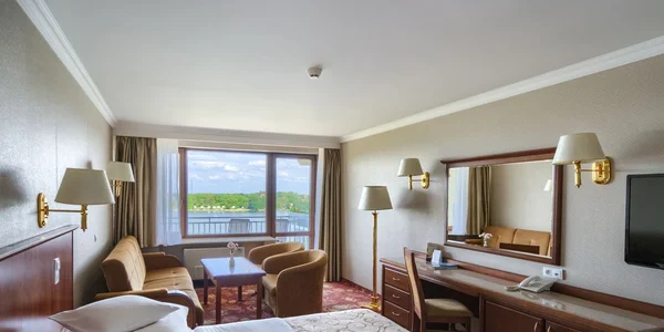 Dvoulůžkový pokoj s přistýlkou (s výhledem na jezero) (40 m²)