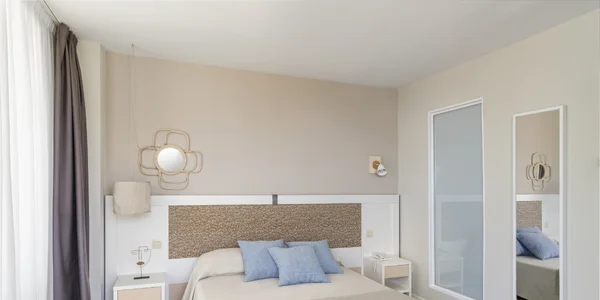 Dvojlôžková izba Premium s výhľadom na bazén (19 m²)
