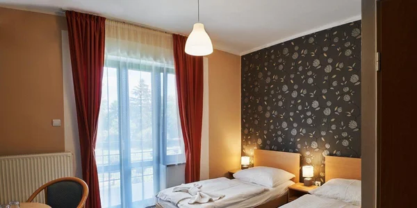 Dvoulůžkový pokoj s přistýlkou a balkonem