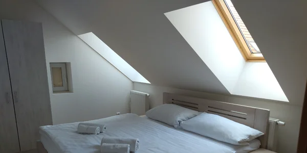 Päťlôžkový apartmán (manželská posteľ, jednolôžko, rozkladací gauč)