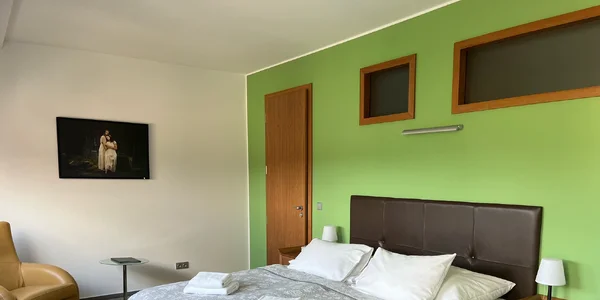Dvojlôžková izba s manželskou posteľou