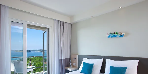 Izba Superior s balkónom, čiastočný výhľad na more (22 m²)