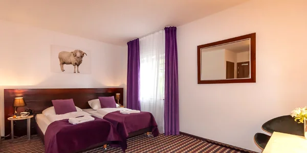 Dvoulůžkový pokoj s oddělenými lůžky (12–15 m²)