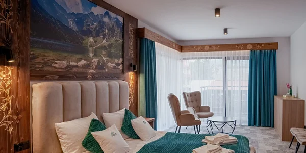 Čtyřlůžkový pokoj Deluxe s balkonem a výhledem na hory (29 m²)