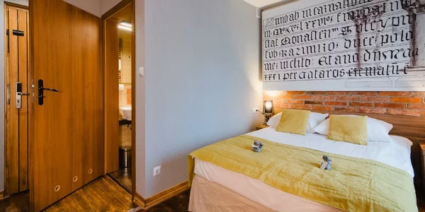 Dvoulůžkový pokoj s manželskou postelí (12 m²)