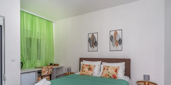 Dvojlôžková izba s balkónom a výhľadom na bazén (20 m²)