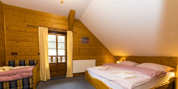 Dvoulůžkový pokoj s přistýlkou, k lesu