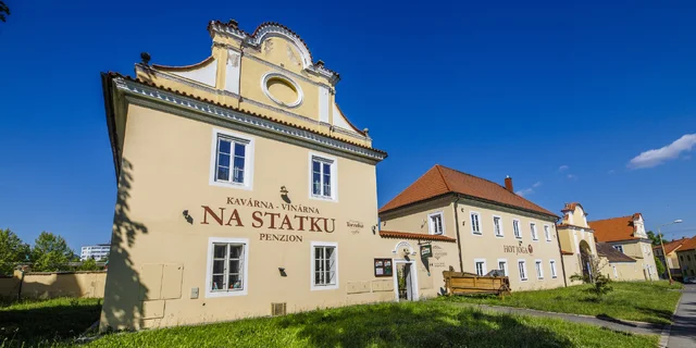 Pobyt na zrekonštruovanom statku v Dobříši: raňajky alebo polpenzia aj privátne wellness