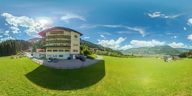 Zillertalské Alpy: hotel blízko svahu, polpenzia, sauny a karta výhod