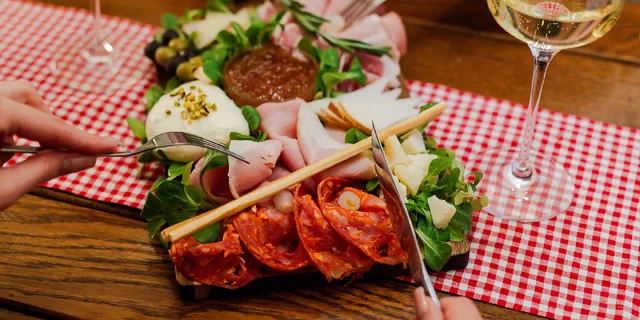 Talianske špeciality podávané s vínom: Syry, antipasti, nakladaná zelenina aj mäsové dobroty