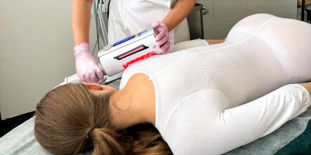 Zoštíhľujúce procedúry: podtlaková (vákuová) masáž, prístrojová lymfodrenáž či Rollskin maderoterapia