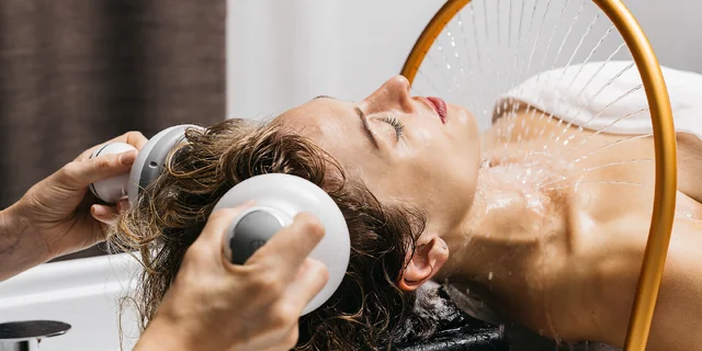 Relax pre telo i myseľ: Head spa rituál s bylinným obkladom na telo