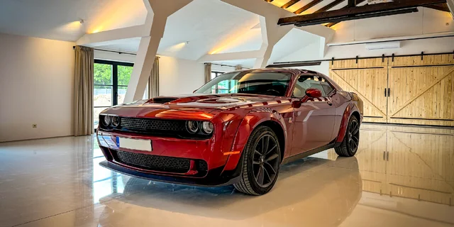 Za volantom legendy: adrenalínová zážitková jazda v Dodge Challenger