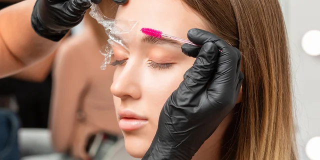 Permanentný make-up obočia alebo pier či laminácia obočia s lashliftingom