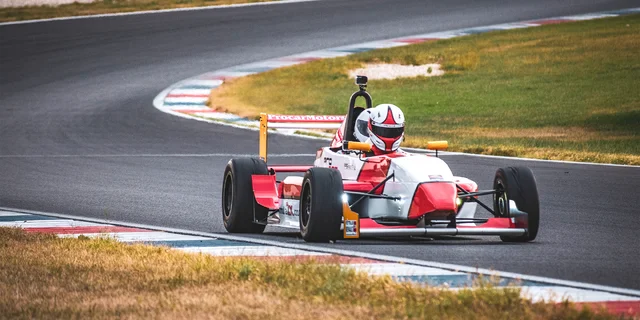 Zmeňte sa na pretekára formule F1! Jedno alebo dve kolá na dvojmiestnej formule RENAULT 2.0 na okruhu Slovakia Ring