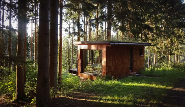 Romantický únik do šumavských lesov: plne vybavený tiny house, raňajky v penzióne