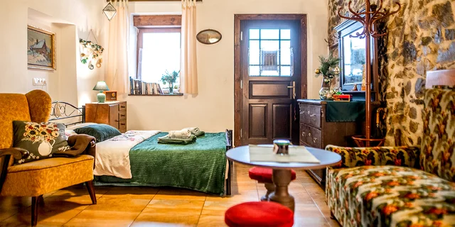 Historický Tiny house v Štiavnických baniach: plne vybavená kuchyňa, terasa aj veľká záhrada