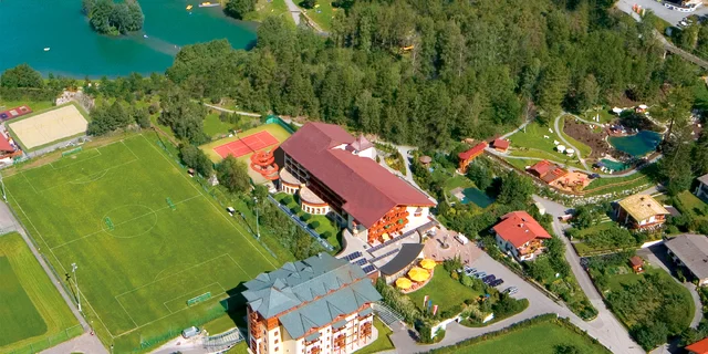 Pobyt v Tirolsku: rezort s polpenziou+, wellness, jazierko na kúpanie