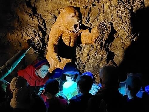 Dětské prohlídky jeskyně Výpustek s medvědem Brunem