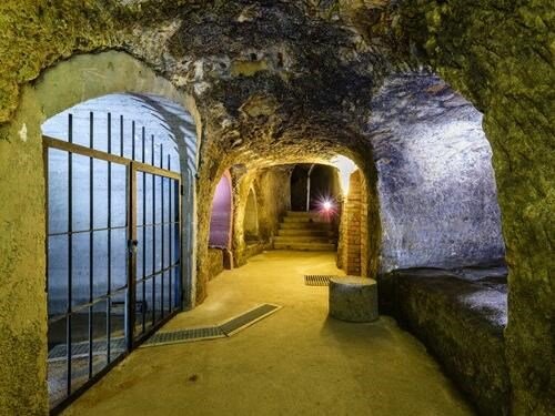 Plzeňské historické podzemí za svitu baterek