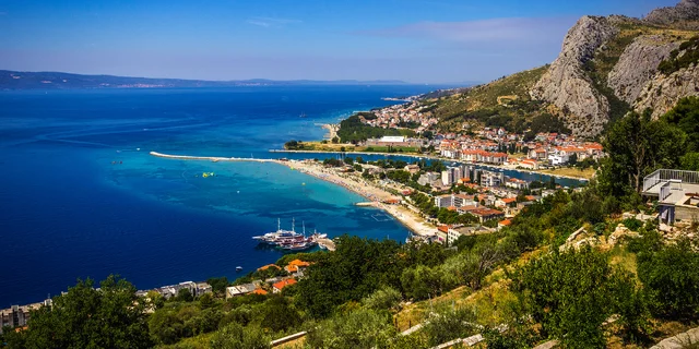 Dovolenka pri Omiši pre rodinu alebo pár: až 7 nocí v izbe alebo apartmáne s balkónom, 120 m od pláže