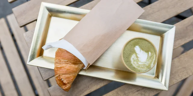 Káva s plneným croissantom: cappuccino, ice caffé aj matcha