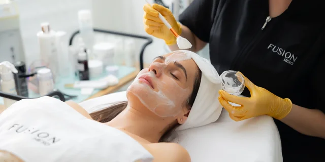 Dajte stopku vráskam, akné či škvrnám: špičkový chemický peeling a LED terapia