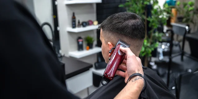Štýlový pánsky strih a úprava brady v modernom barbershope