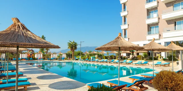 Pohoda v Albánsku priamo pri mori: 4* hotel s vonkajším bazénom, raňajky alebo polpenzia