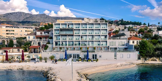 Dovolenka pri Splite: hotel pri mori s raňajkami, bazénom a wellness