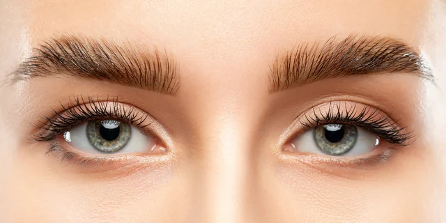 Laminácia obočia alebo lash lifting s vitamínovou výživou