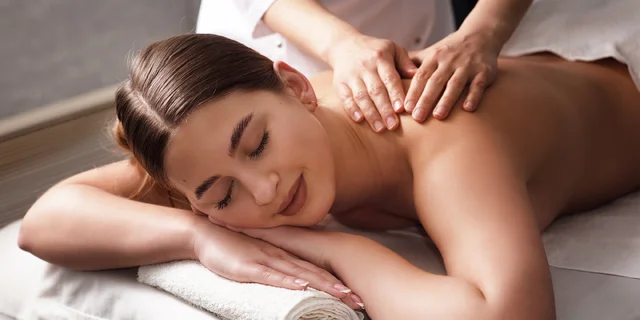 Klasická, relaxačná alebo medová masáž, bankovanie či masáž soľnými kameňmi