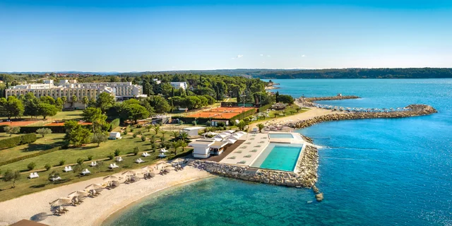 Relax na Istrii: hotel pri pláži s infinity bazénom, raňajky alebo polpenzia, dieťa zdarma