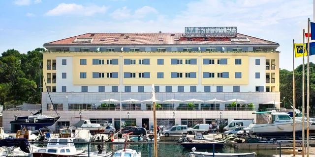 Dovolenka v Chorvátsku: 4* hotel v meste Makarska vrátane stravy a neobmedzeného wellness