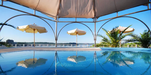 Dovolenka v slovinskom Portoroži: 4* hotel pri mori, s bazénmi a polpenziou alebo plnou penziou