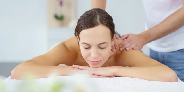Fyzioterapeutická masáž chrbta aj diagnostika: mäkké techniky či bankovanie