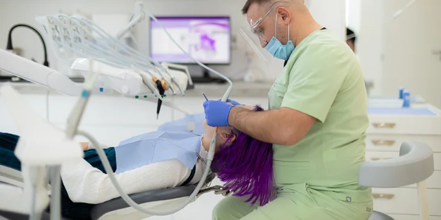 Profesionálna dentálna hygiena alebo šetrné bielenie zubov PURE WHITENING