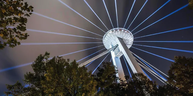 Vyhliadka z UFO s drinkom či zámkom lásky