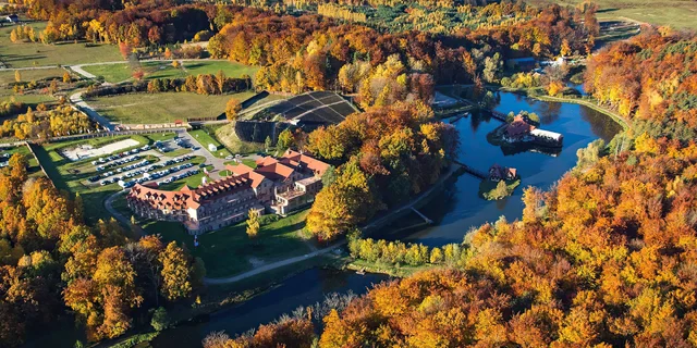 Parádní resort 13 km od Baltu: snídaně, wellness, zoo i koně, vlastní jezero, festival a mnoho dalšího
