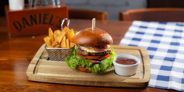 Peckový burger so steakovými hranolčekmi