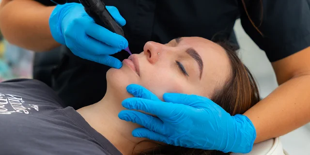 Permanentný make-up obočia púdrovou technikou alebo akvarelové pery