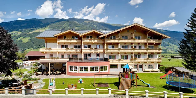Rakúske Alpy: rodinný hotel so stravou, sauny, karta výhod a 2 deti zdarma