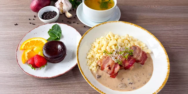 Trojchodové menu pre 2 osoby: Panenka v slaninke alebo kuracie kúsky