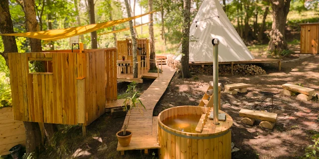 Zážitkové nocovanie vo vybavenom teepee: sprcha s teplou vodou, solárna elektrina aj kúpací sud
