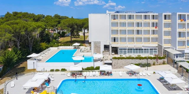 Dovolenka v Biograde na Moru: all inclusive, 2 deti zdarma, 300 m na pláž a bazény