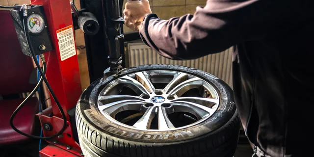 Kompletné prezutie pneumatík alebo výmena kolies aj s vyvážením