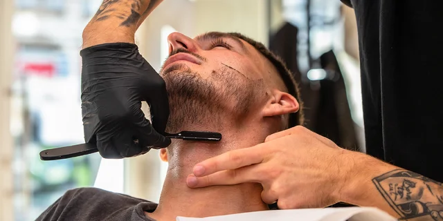 Štýlový pánsky strih a úprava brady v modernom barbershope